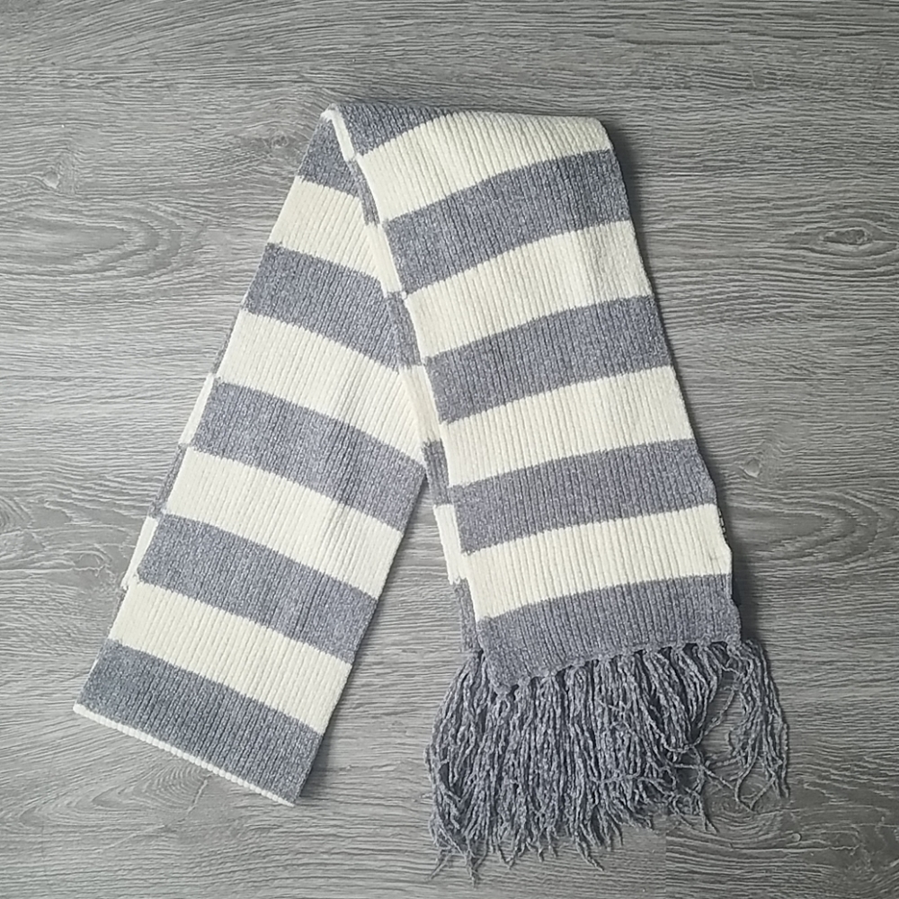 🔴NWOT Vintage. Gray and white scarf with fringe. One size.